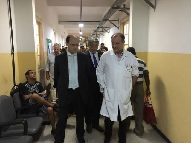 dr. rogério neurauter mostra setor médico ao ministro